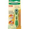 Cutter rotatif CLOVER 28mm avec manche ergonomique, lame exposée, pour découpe précise de tissu et patchwork.