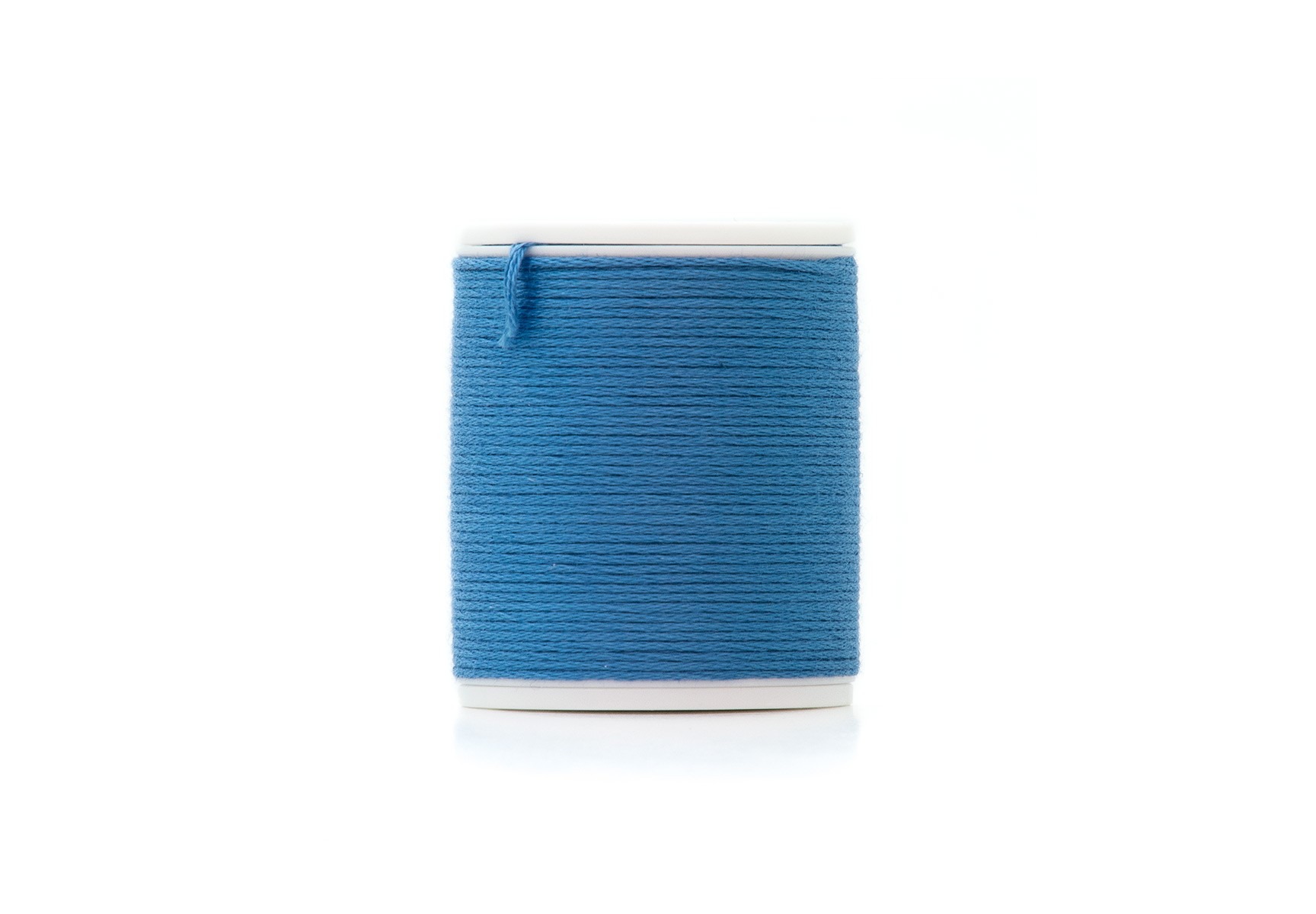 Fils Madeira Cotona 4 pour surjeteuse Plusieurs bobines de fils Madeira Cotona 4 colorés, fils épais 100% coton pour coutures décoratives sur surjeteuse.