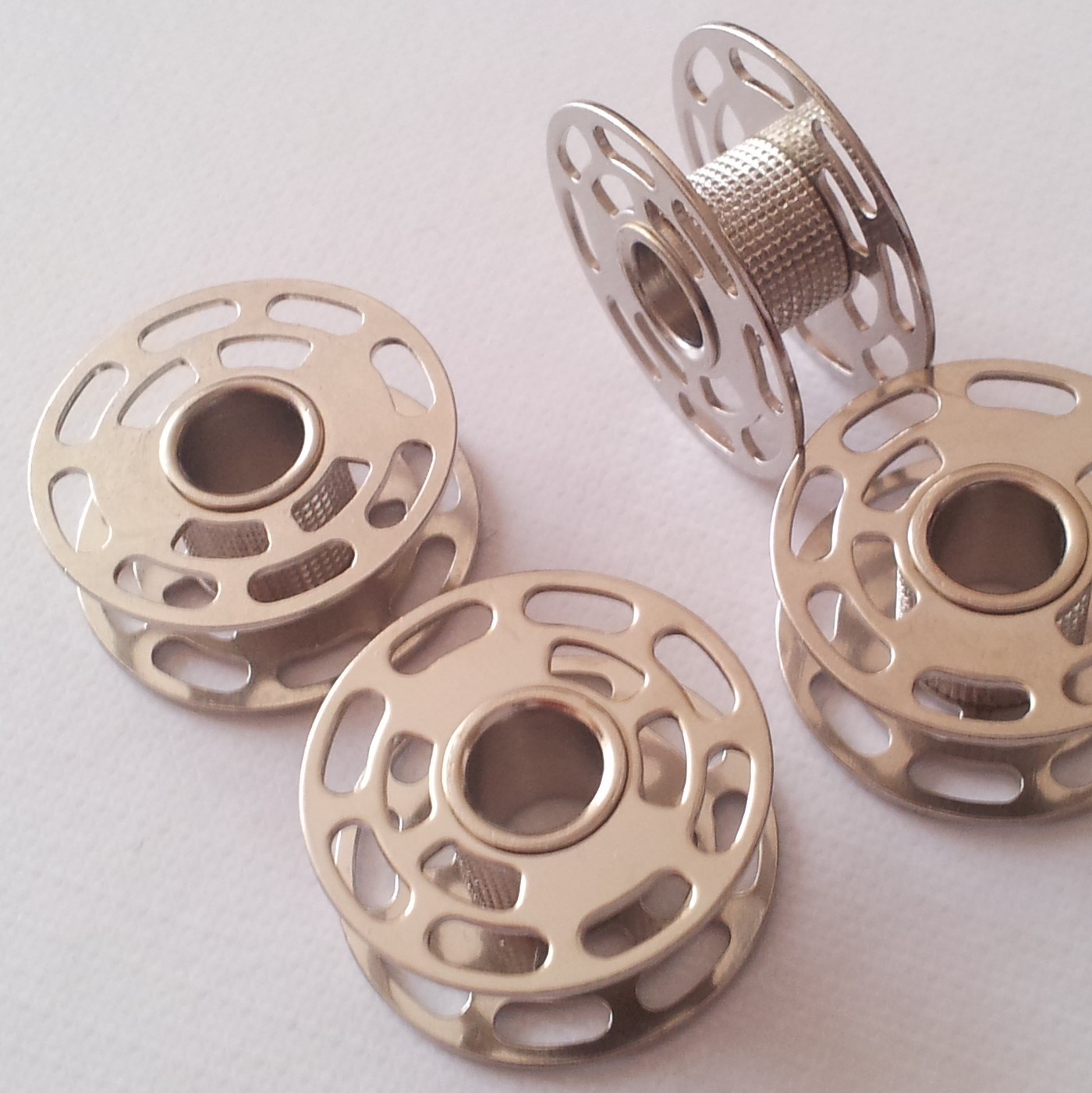 Canette métal de rechange pour machine à coudre Bernina modèle 1630, diamètre 21mm, hauteur 9mm.