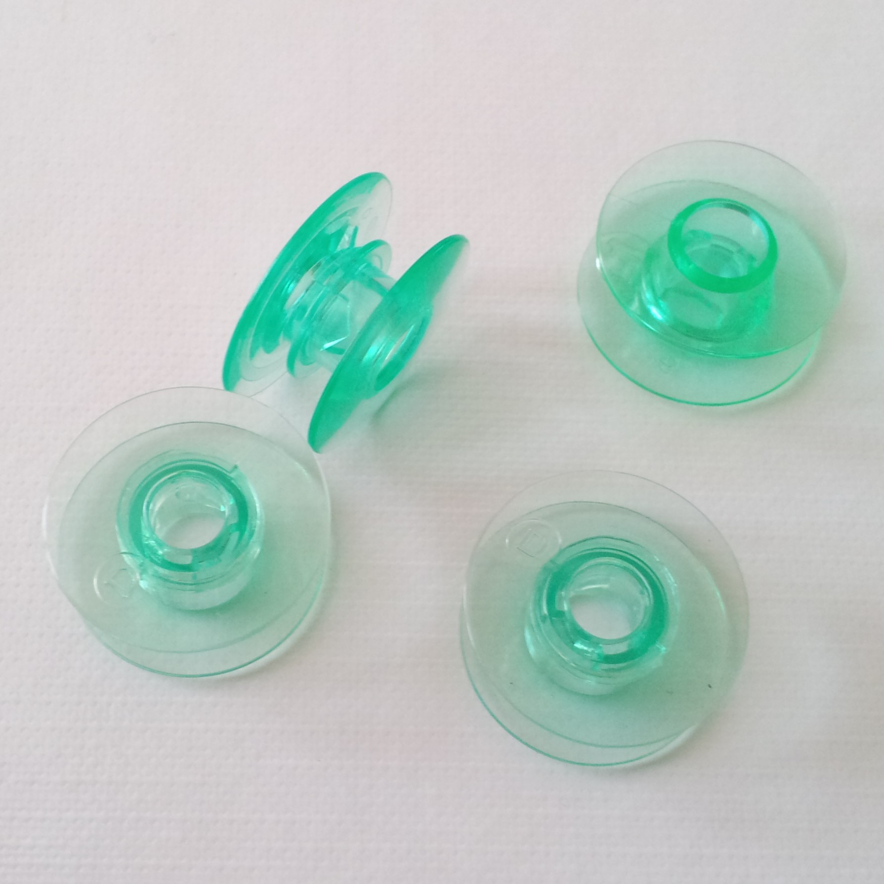 Image d'une canette plastique verte pour machines Husqvarna (modèles 230 à 500). Vendue à l'unité ou par lot.