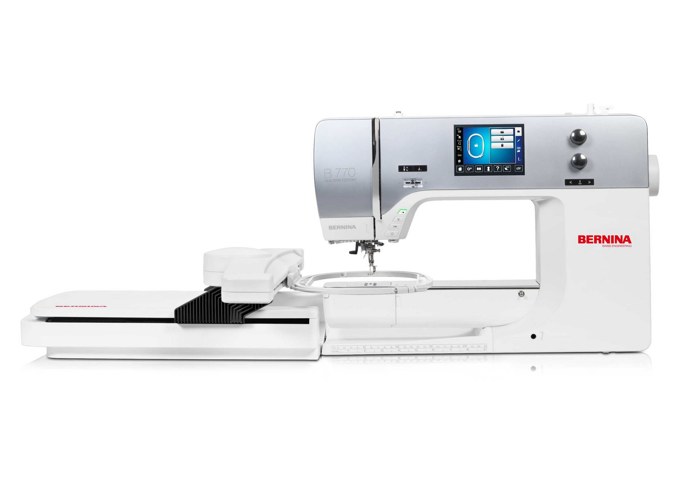 Machine à coudre et à broder BERNINA 770 QE avec module de broderie et accessoires sur une table de travail.