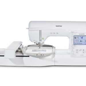 Machine à broder Brother Innov-Is 880E avec écran tactile couleur, zone de broderie et motifs affichés.