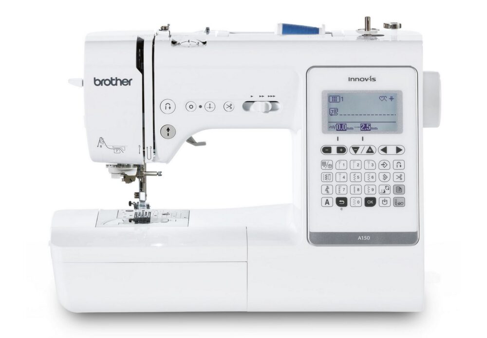 Machine à coudre électronique Brother Innov-Is A150 vue de face sur une table de travail