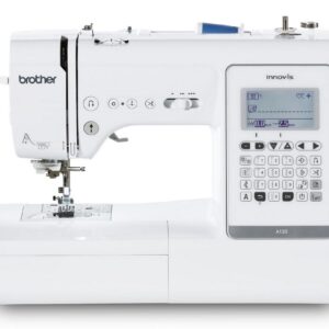 Machine à coudre électronique Brother Innov-Is A150 vue de face sur une table de travail