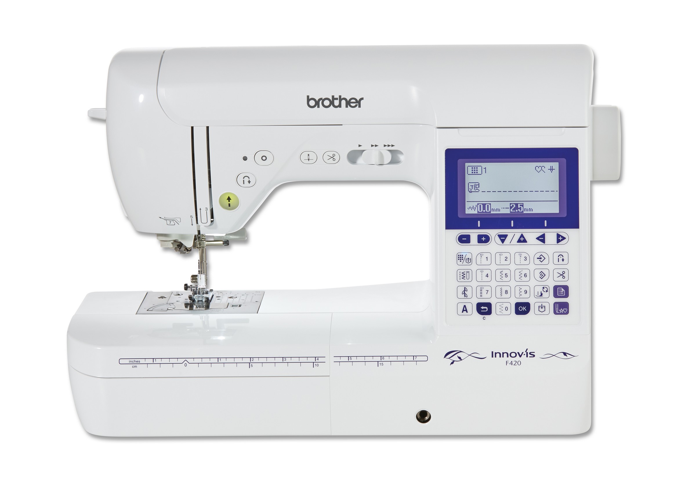 Machine à coudre électronique Brother Innov-Is F420 Machine à coudre électronique Brother Innov-Is F420 sur une table de couture avec tissu