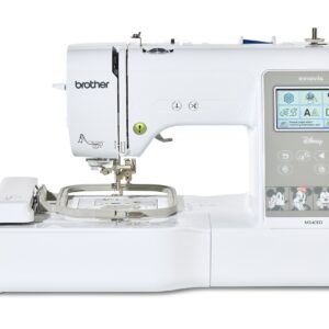 Brother Innov-Is M340ED Disney - Machine à broder avec motifs exclusifs Machine à broder Brother Innov-Is M340ED Disney, blanche, écran tactile couleur, capot rose pâle, motifs Disney.