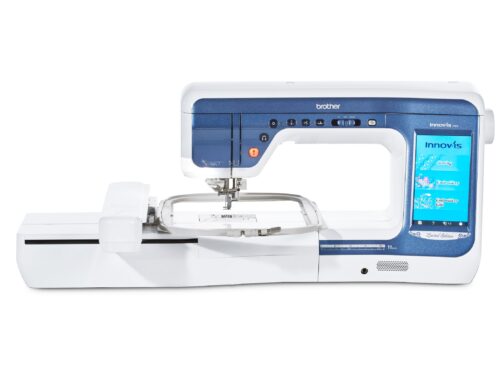Machine à coudre et à broder Brother Innov-Is V5 Limited Edition avec écran tactile, prête à l'emploi sur un plan de travail.