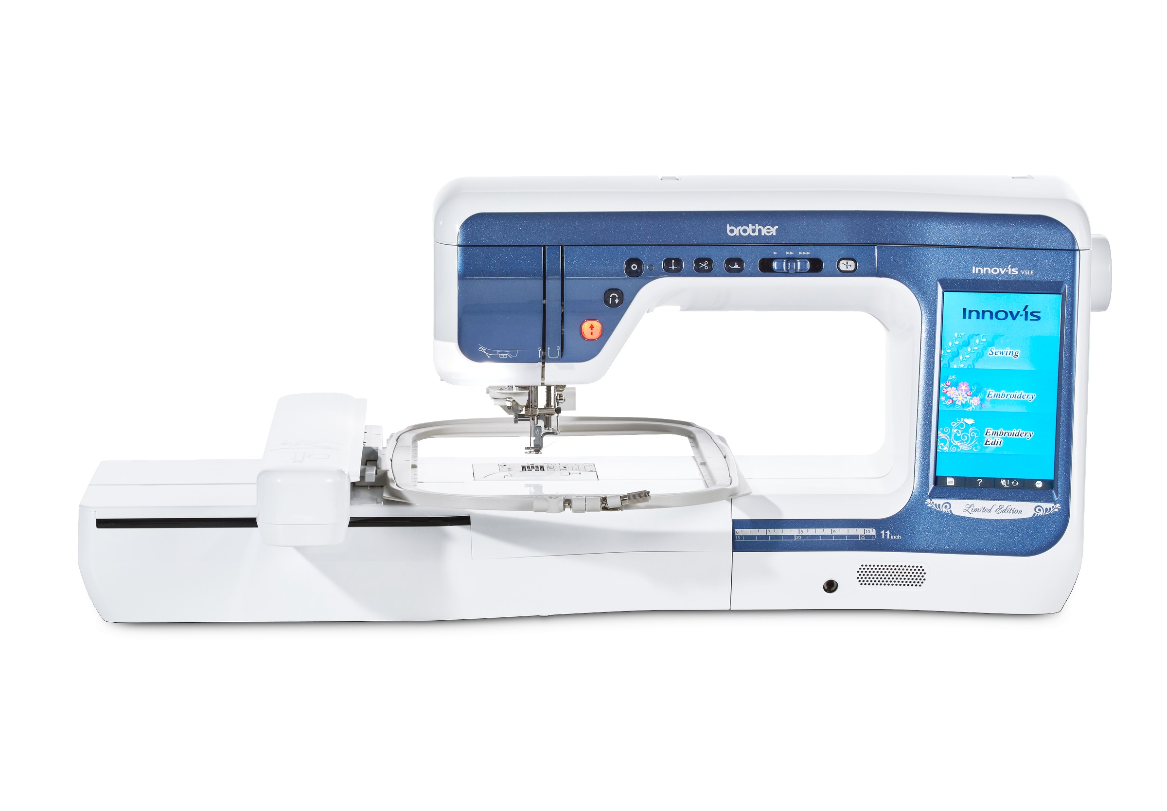 Brother Innov-Is V5 LE - Machine à coudre et à broder haut de gamme. Machine à coudre et à broder Brother Innov-Is V5 Limited Edition avec écran tactile, prête à l'emploi sur un plan de travail.