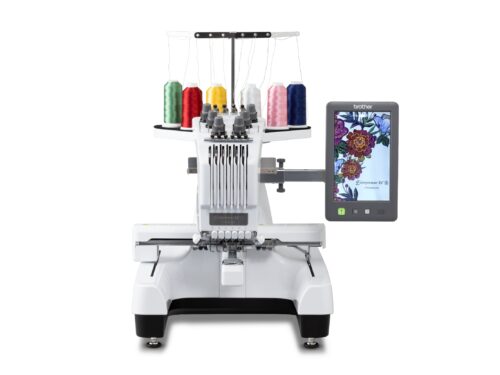 Machine à broder Brother PR1060W multi-aiguilles, vue de face avec écran tactile couleur affichant un motif de broderie.