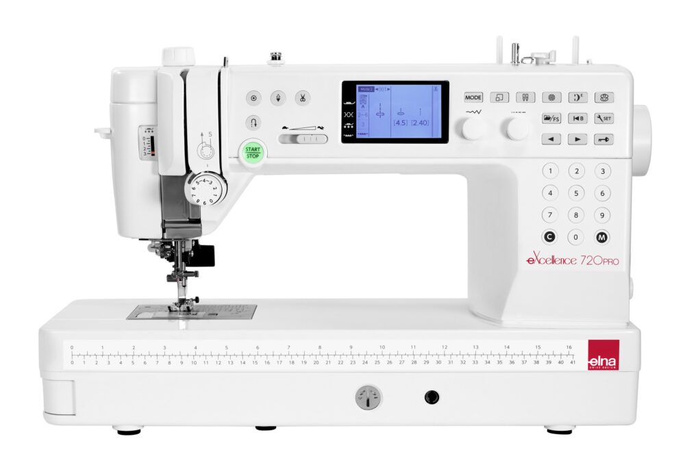 Machine à coudre électronique Elna eXcellence 720 PRO avec table d'extension installée, prête à l'emploi.
