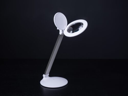 Lampe loupe rechargeable Daylight Halo Go 2, pliée et déployée, en utilisation pour travaux de précision.