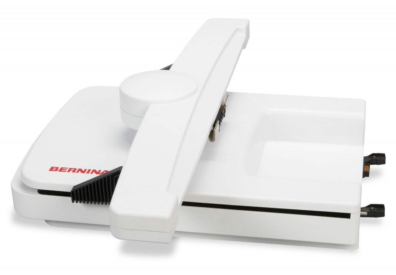 Module de broderie BERNINA L Image du Module de broderie L BERNINA montrant l'appareil et les cadres de broderie inclus (ovale et moyen).