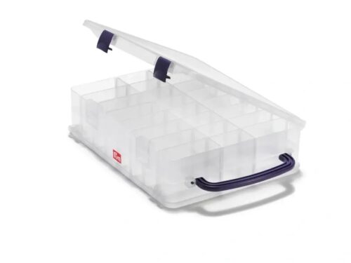 Boîte de rangement transparente PRYM pour 48 bobines de fil avec poignée bleue et fermetures solides, vue ouverte.