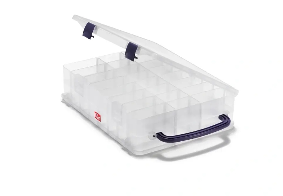 Boîte de rangement transparente PRYM pour 48 bobines de fil avec poignée bleue et fermetures solides, vue ouverte.