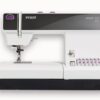 Machine à coudre PFAFF Select 4.2 blanche en utilisation Machine à coudre PFAFF Select 4.2 blanche en action sur tissu avec système IDT™.