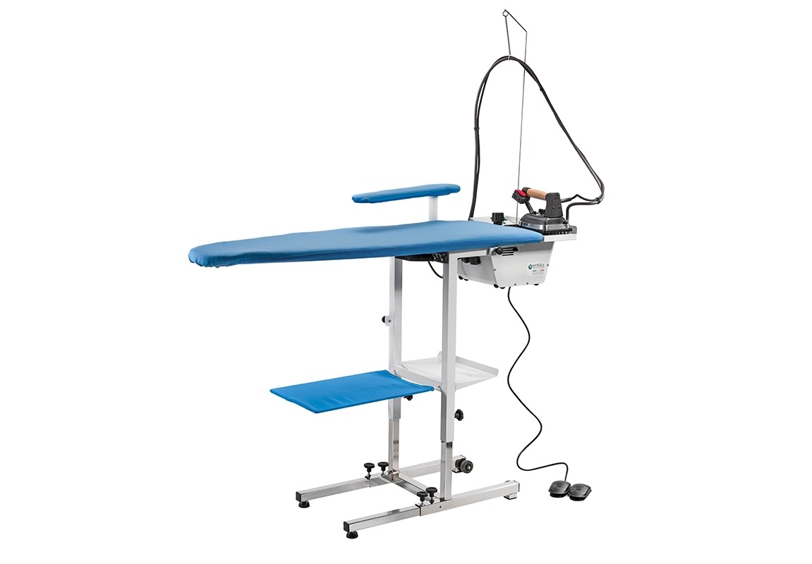 Centre de repassage BATTISTELLA Ker/2 Centre de repassage BATTISTELLA Ker/2 déplié, avec table aspirante, soufflante et chauffante, et fer à repasser.