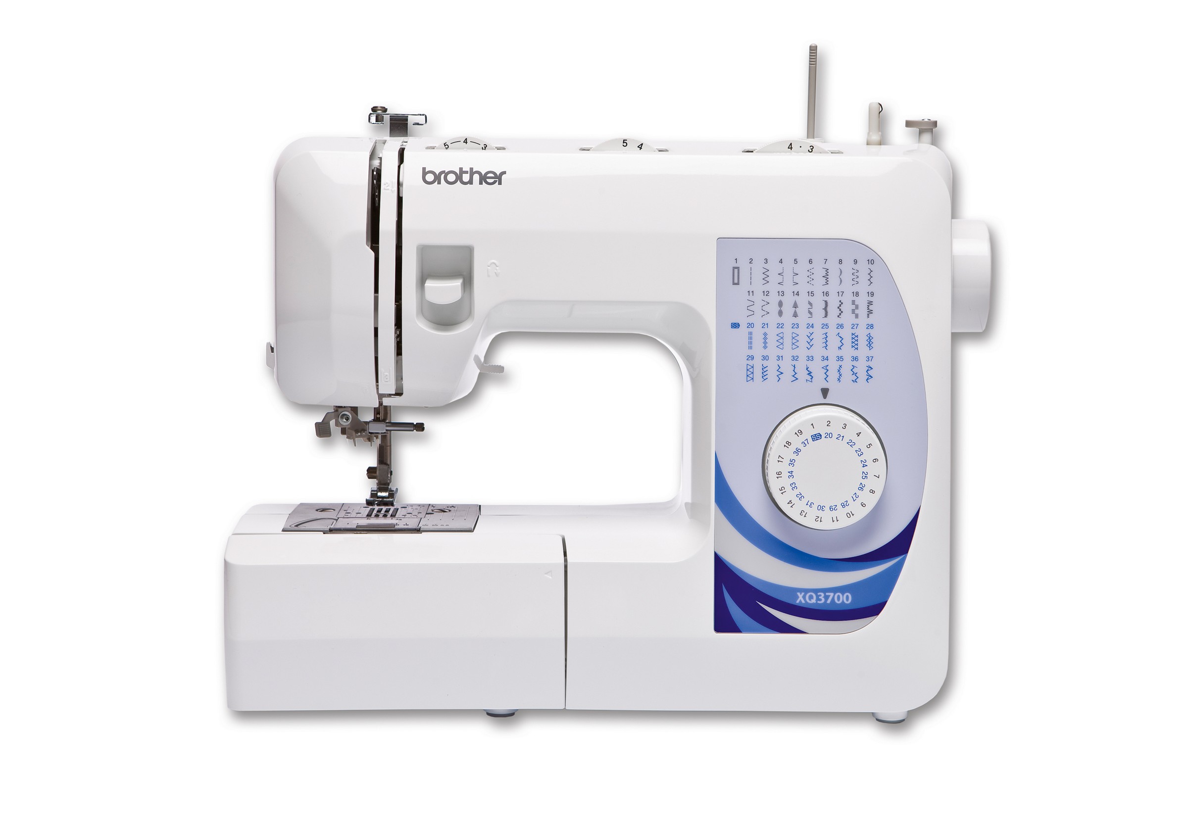 Machine à coudre mécanique Brother XQ 3700 posée sur une surface, montrant son design compact et ses différentes commandes.