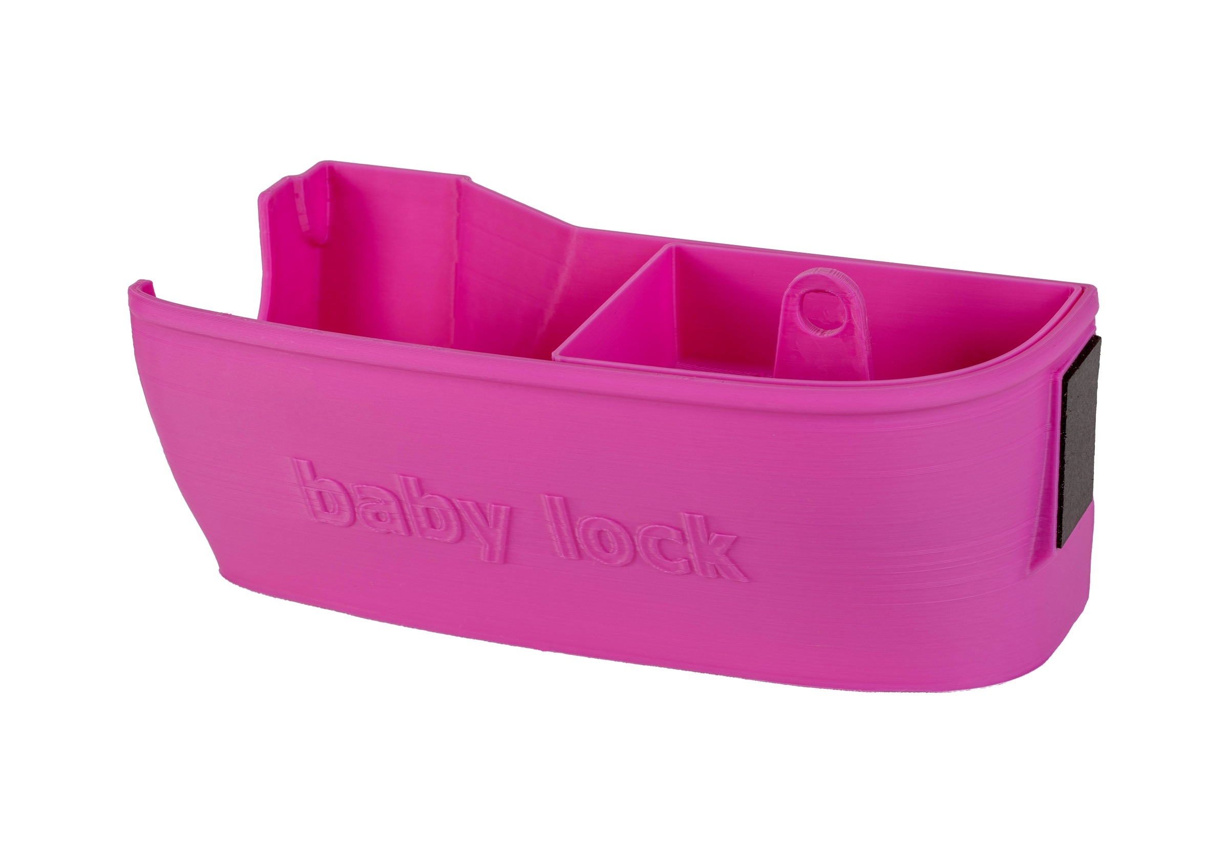 Bac récupérateur violet Baby Lock Victory Bac récupérateur violet Baby Lock Victory fixé sur la surjeteuse, montrant le bac de collecte, le rangement et l'aimant à épingles.