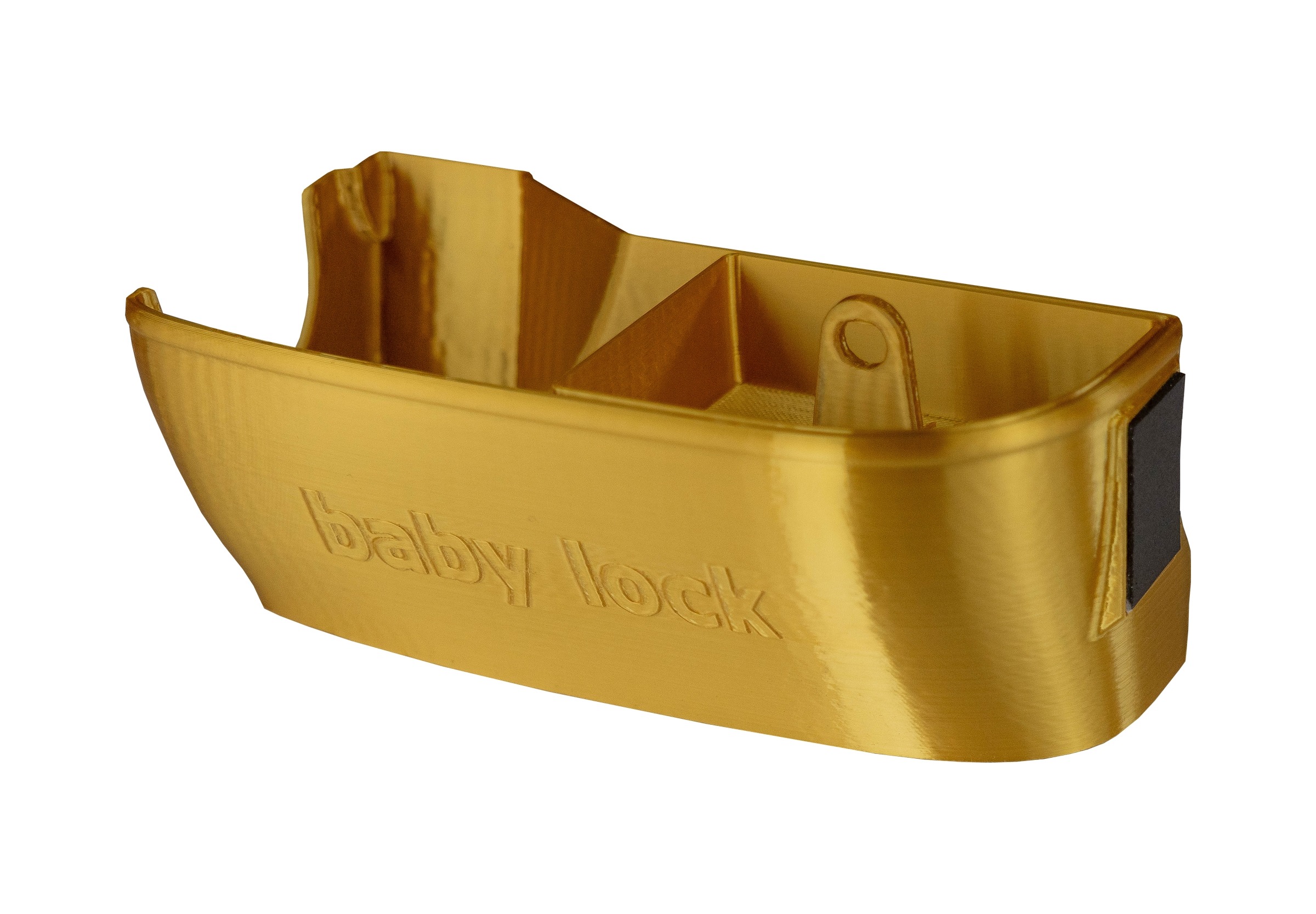 Bac récupérateur déchets Baby Lock Victory sur surjeteuse Bac récupérateur de déchets doré Baby Lock Victory fixé sur la surjeteuse, montrant les chutes de tissu collectées.