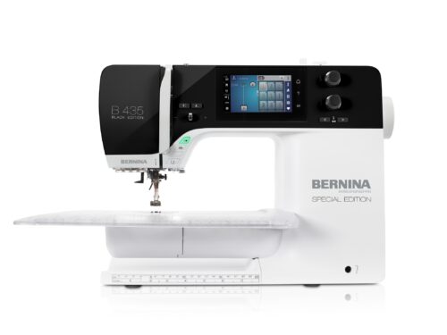 Machine à coudre BERNINA 475 QE blanche avec écran tactile couleur affichant les réglages de couture.