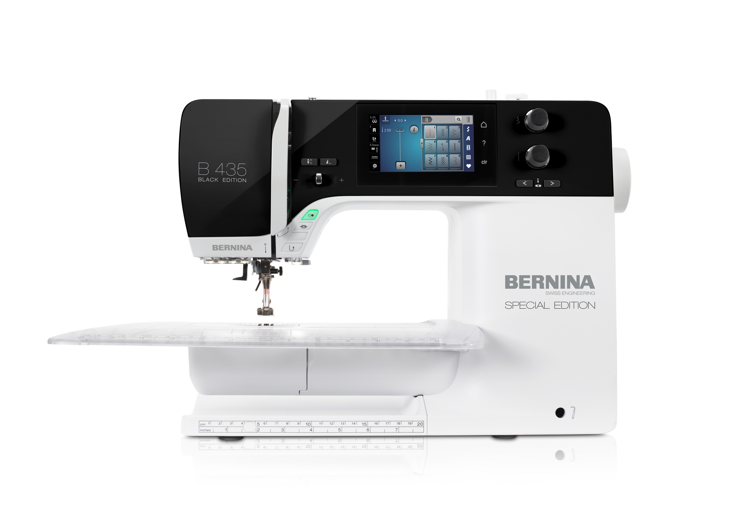 Machine à coudre BERNINA 475 QE blanche avec écran tactile couleur affichant les réglages de couture.