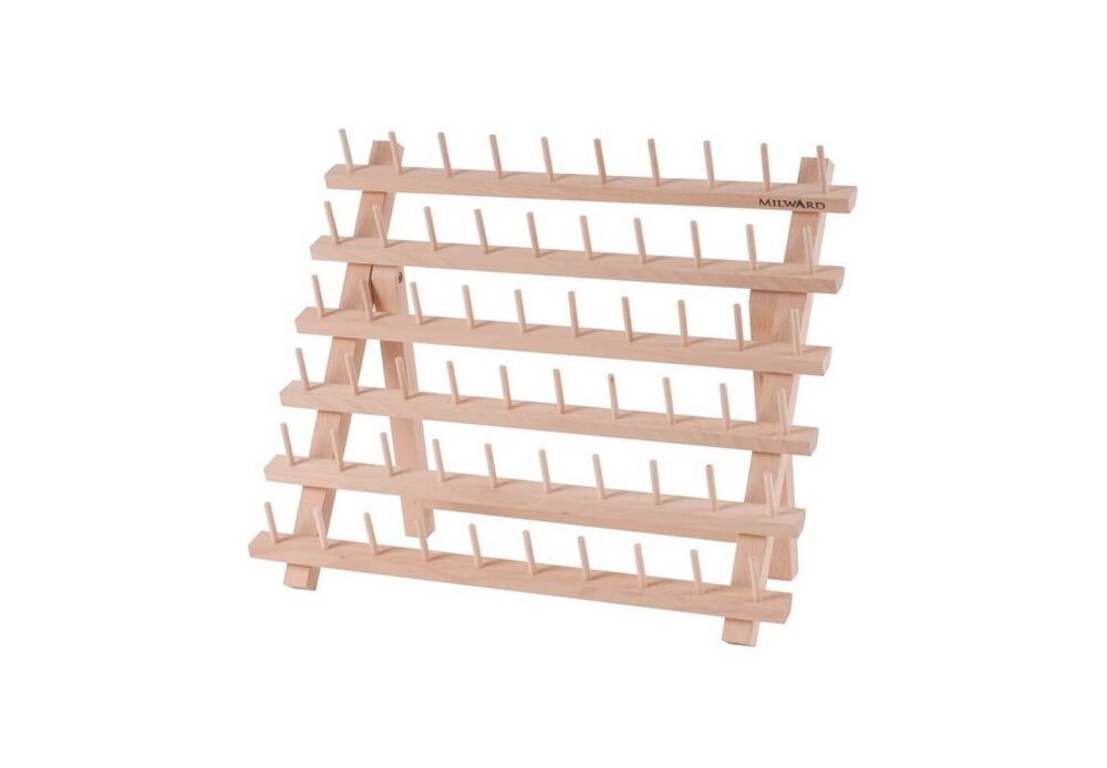 Porte-bobines Milward transparent pour 60 bobines de fil à coudre, montrant plusieurs bobines colorées rangées.
