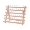 Porte-bobines Milward transparent pour 60 bobines de fil à coudre, montrant plusieurs bobines colorées rangées.