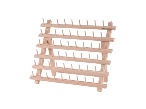 Porte-bobines Milward transparent pour 60 bobines de fil à coudre, montrant plusieurs bobines colorées rangées.