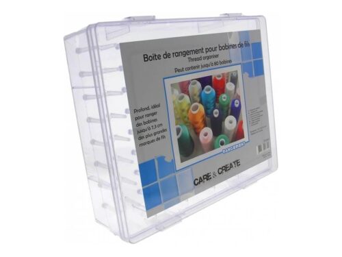Boîte de rangement transparente CARE & CREATE pour 80 bobines de fils à coudre, remplie de bobines colorées.