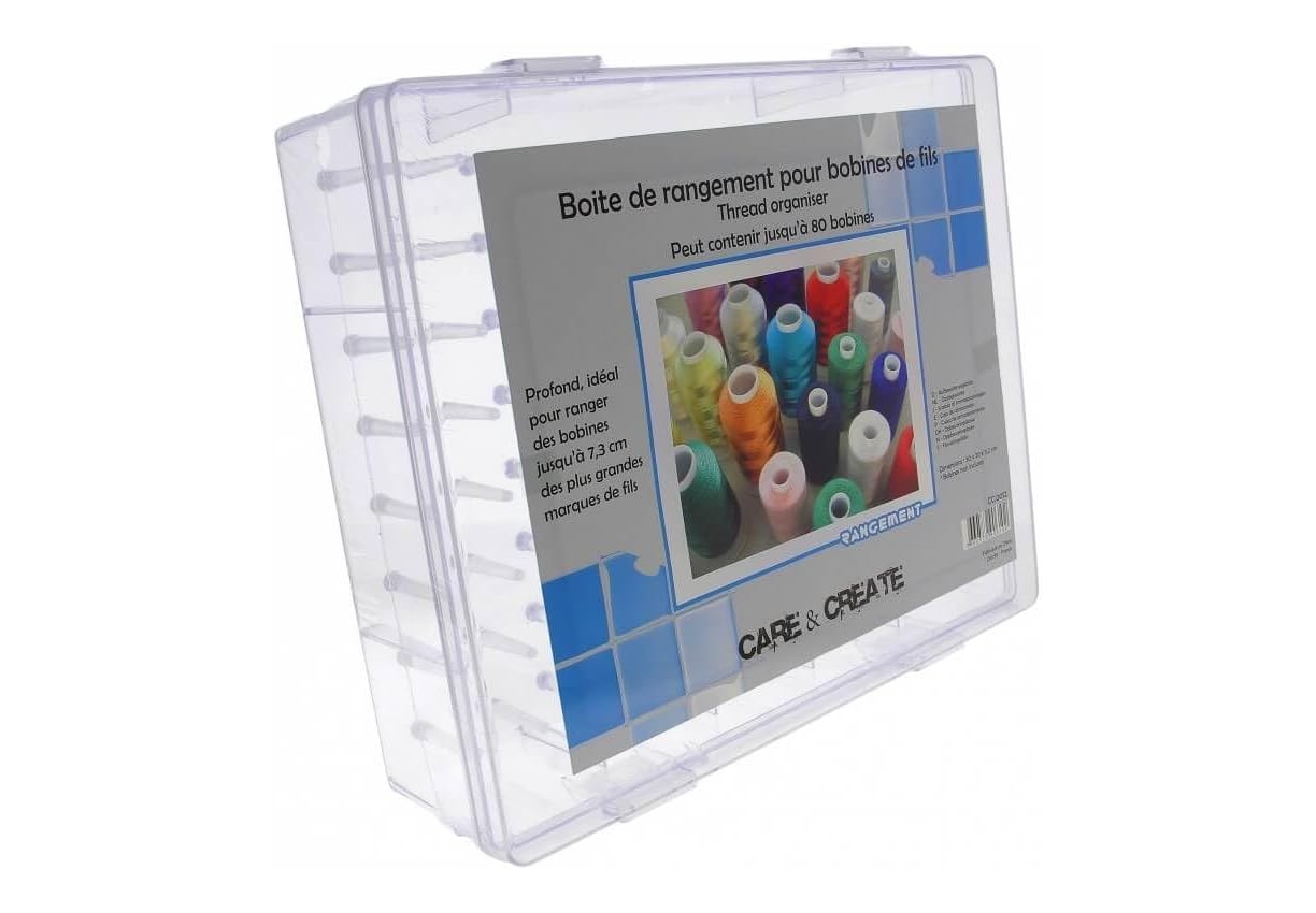 Boîte de rangement transparente CARE & CREATE pour 80 bobines de fils à coudre, remplie de bobines colorées.