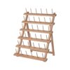 Porte-bobines Milward pour 36 bobines de fil à coudre, couleur bois clair, rempli de fils colorés, sur un établi de couture.