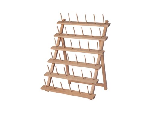 Porte-bobines Milward pour 36 bobines de fil à coudre, couleur bois clair, rempli de fils colorés, sur un établi de couture.
