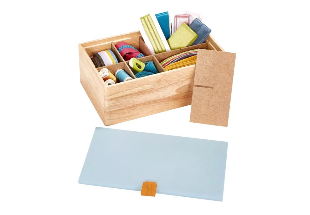Boîte à couture en bois PRYM ouverte, montrant des compartiments pour fils, aiguilles, ciseaux et accessoires de mercerie.
