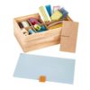 Boîte à couture en bois PRYM ouverte, montrant des compartiments pour fils, aiguilles, ciseaux et accessoires de mercerie.