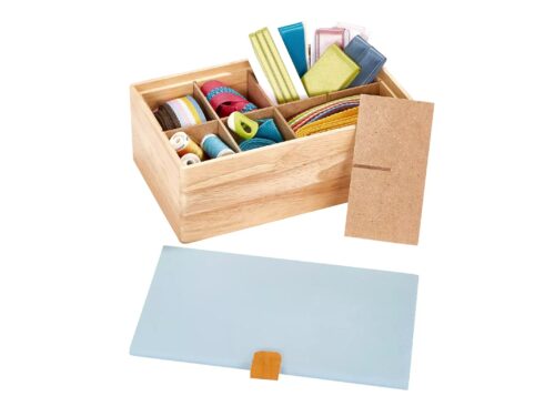 Boîte à couture en bois PRYM ouverte, montrant des compartiments pour fils, aiguilles, ciseaux et accessoires de mercerie.